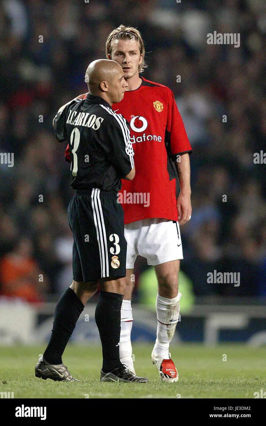 DAVID BECKHAM ET ROBERTO CARLOS MANCHSTER UTD V REAL MADRID 23 Avril 2003 Banque D'Images