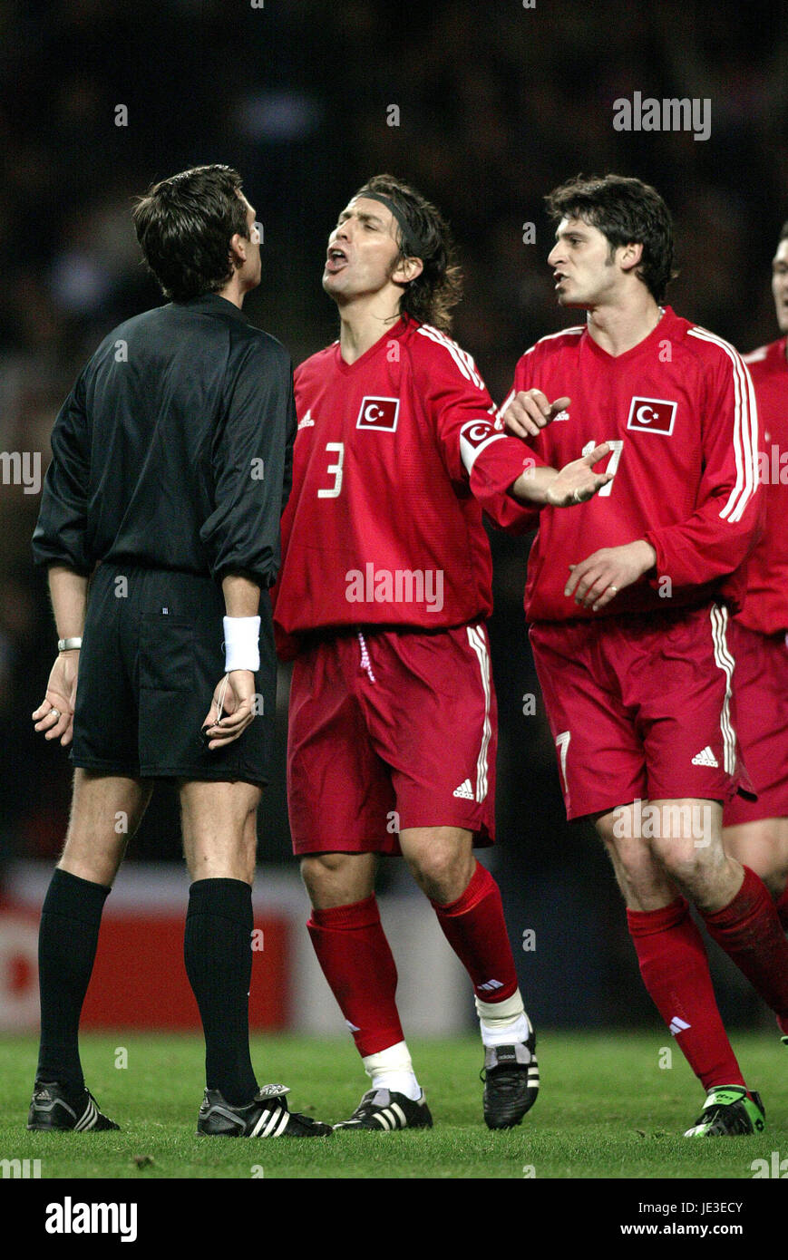 BULENT PLAIDE AVEC ARBITRE ANGLETERRE V TURQUIE LE STADE DE LA LUMIÈRE SUNDERLAND 02 Avril 2003 Banque D'Images