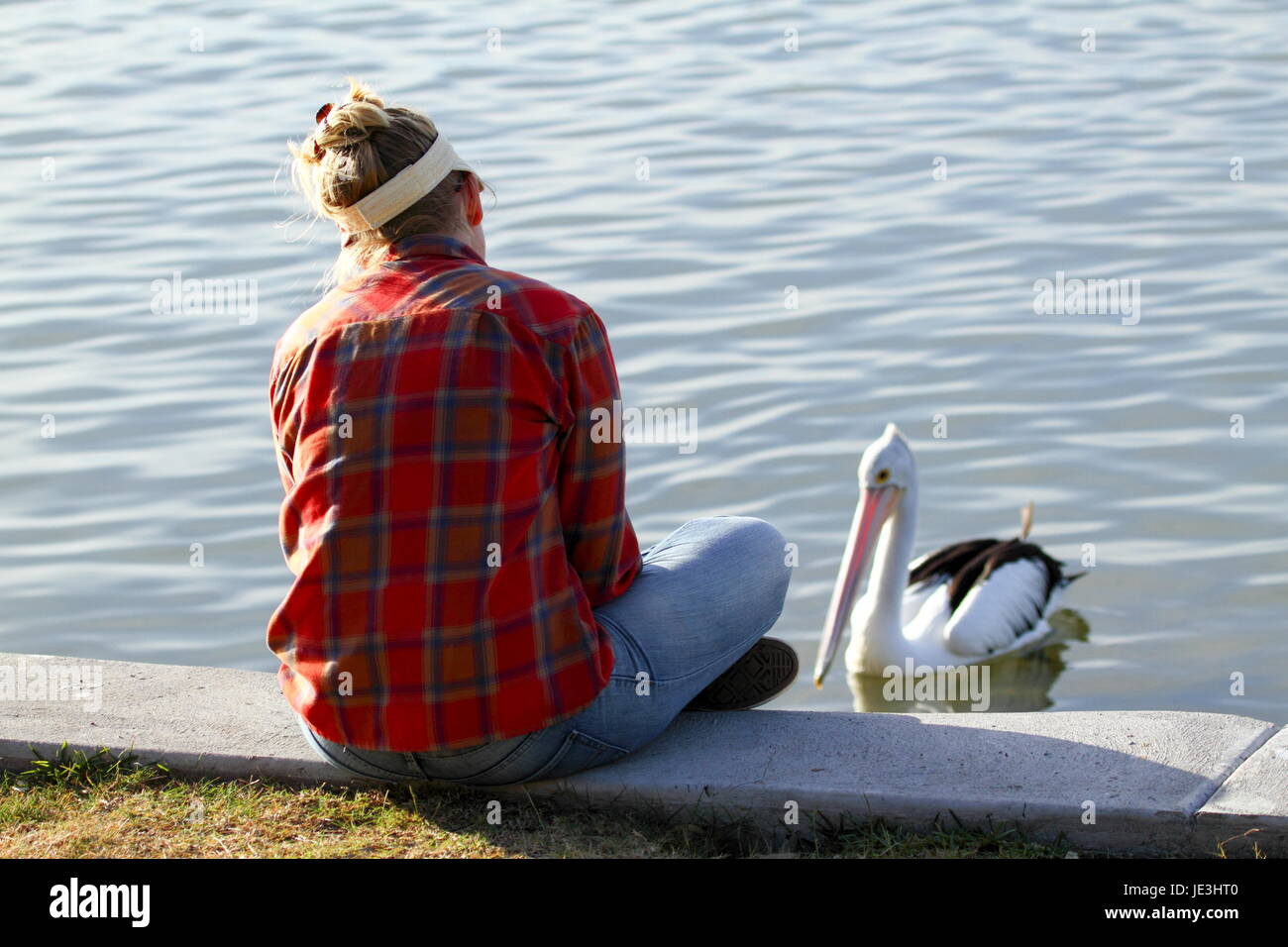 Une dame blonde d'une trentaine d'Australie natation montres Pelican. Banque D'Images