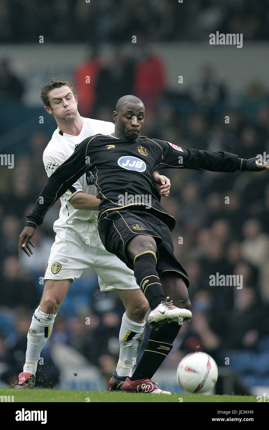 J ROBERTS & FRASER RICHARDSON LEEDS UNITED V Wigan Athletic ELLAND ROAD LEEDS ANGLETERRE 31 Octobre 2004 Banque D'Images