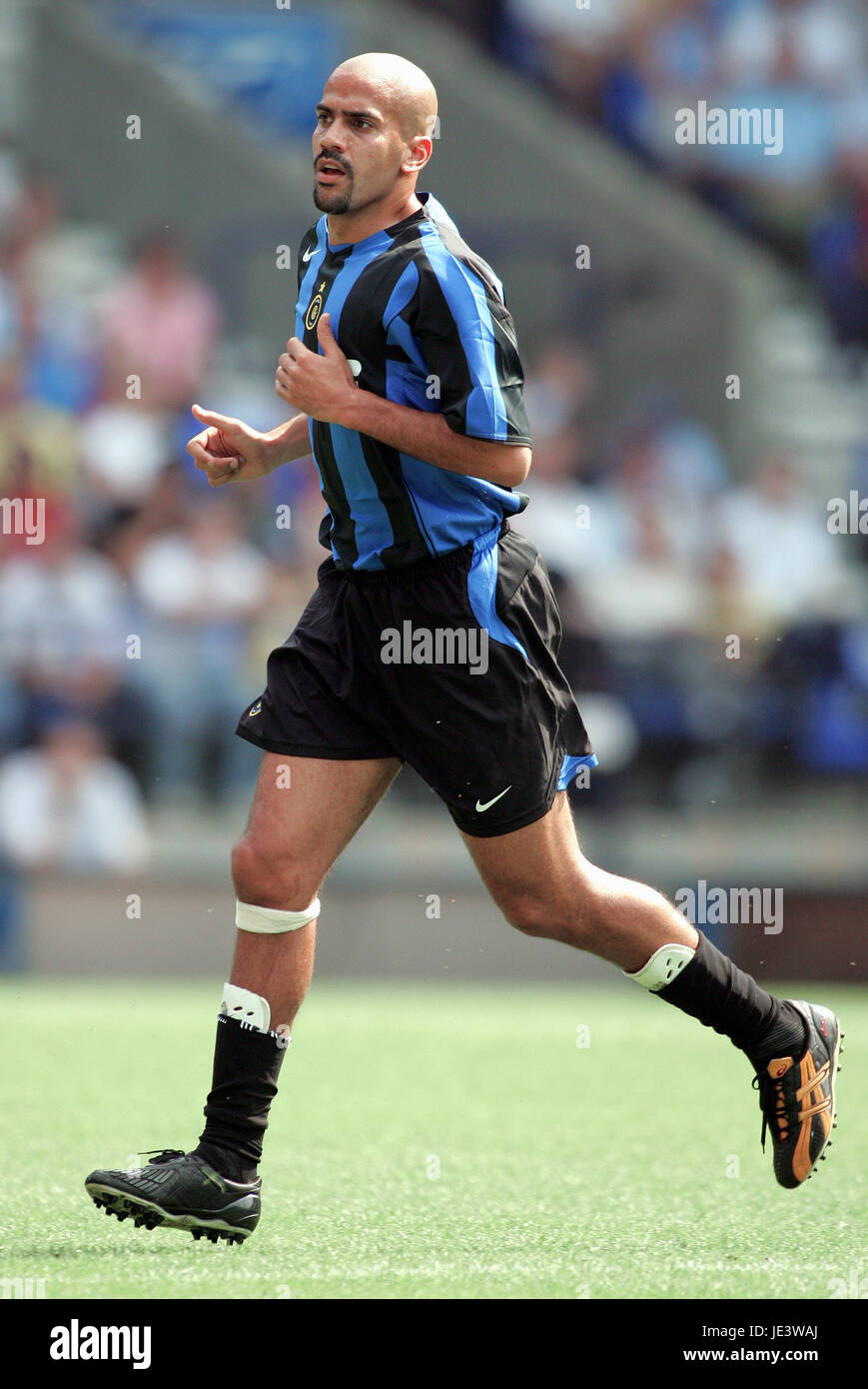 JUAN SEBASTIAN VERON INTER MILAN STADE REEBOK BOLTON ANGLETERRE 01 Août 2004 Banque D'Images