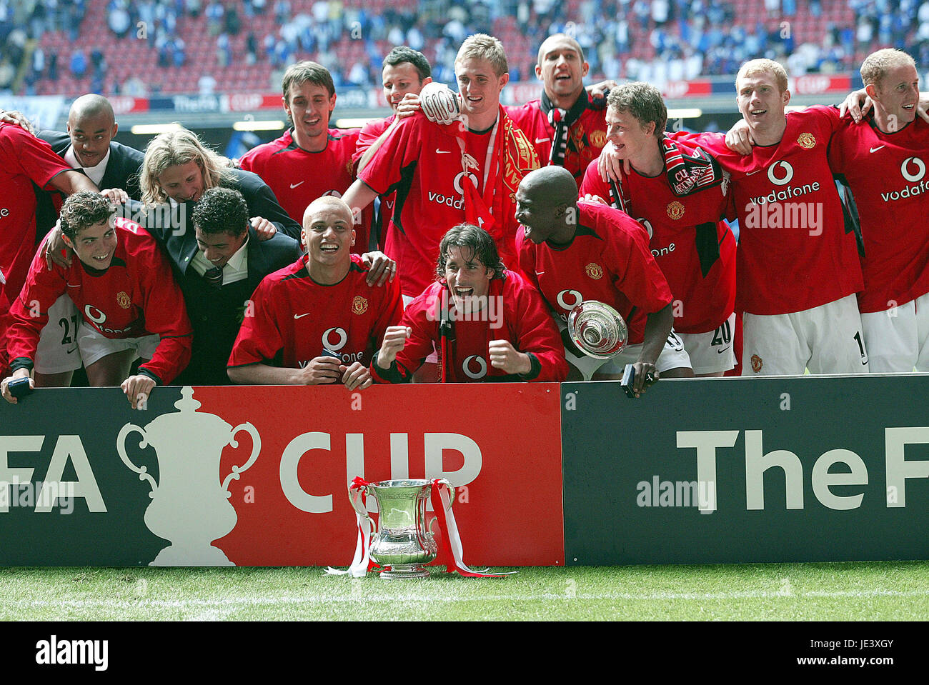 MANCHESTER UNITED CÉLÉBRER FA Cup Winners MILLENIUM STADIUM CARDIFF WALES 22 Mai 2004 Banque D'Images