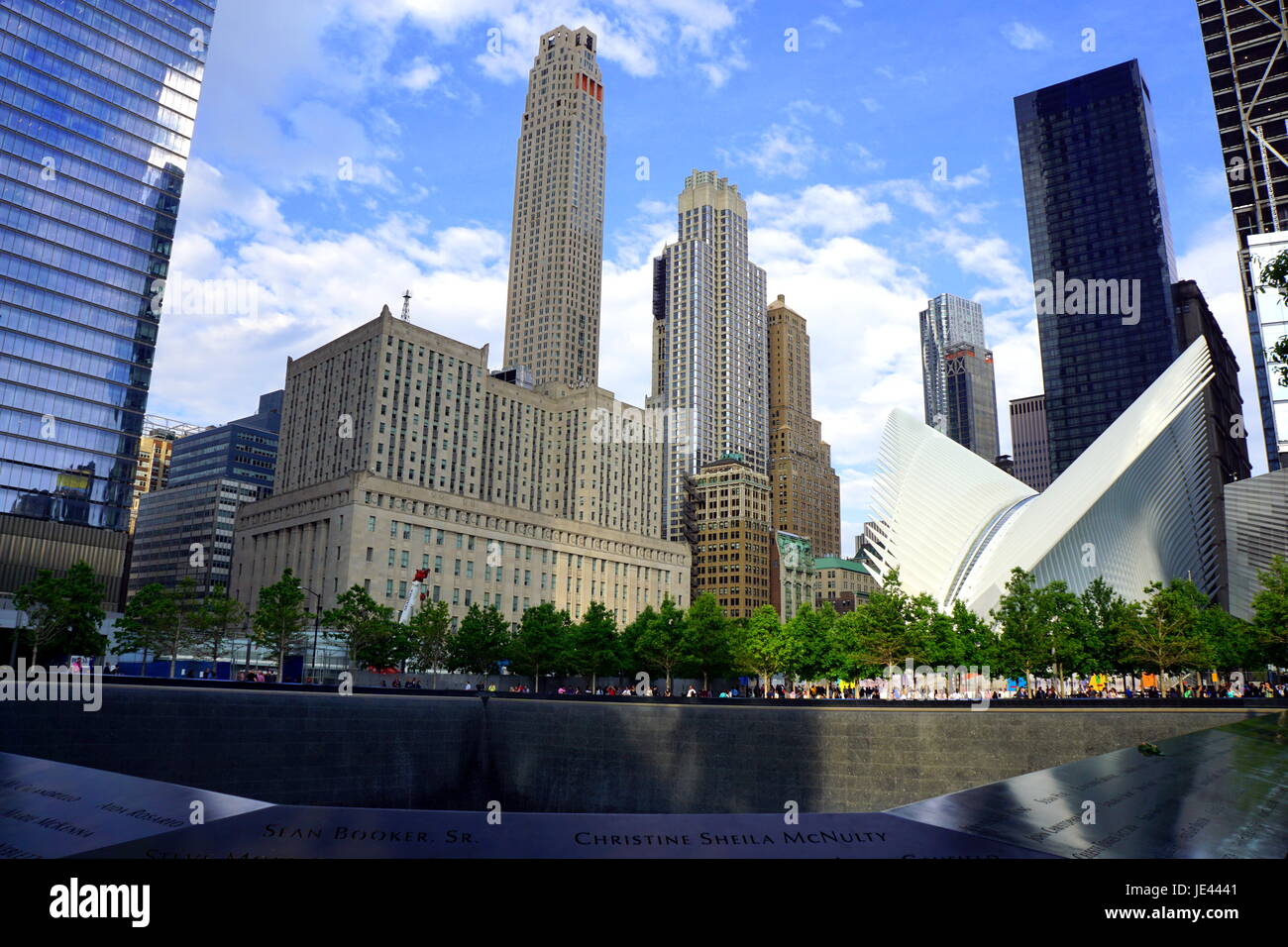 Une vue sur le World Trade Center de New York de l'Oculus Memorial Fountain Banque D'Images