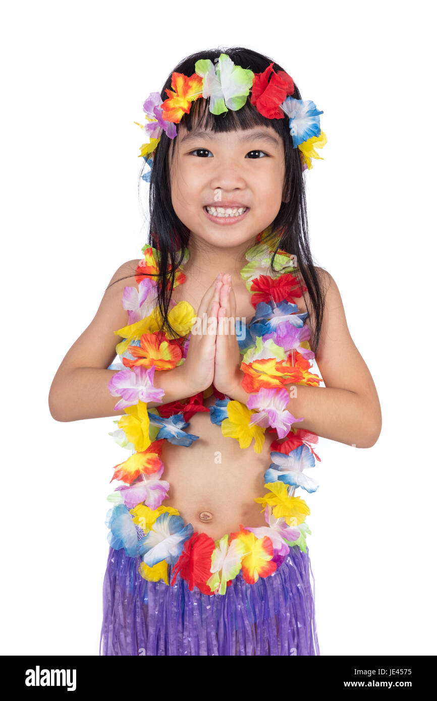 Chinois asiatique petite fille en costume hawaïen en isolé sur fond blanc Banque D'Images