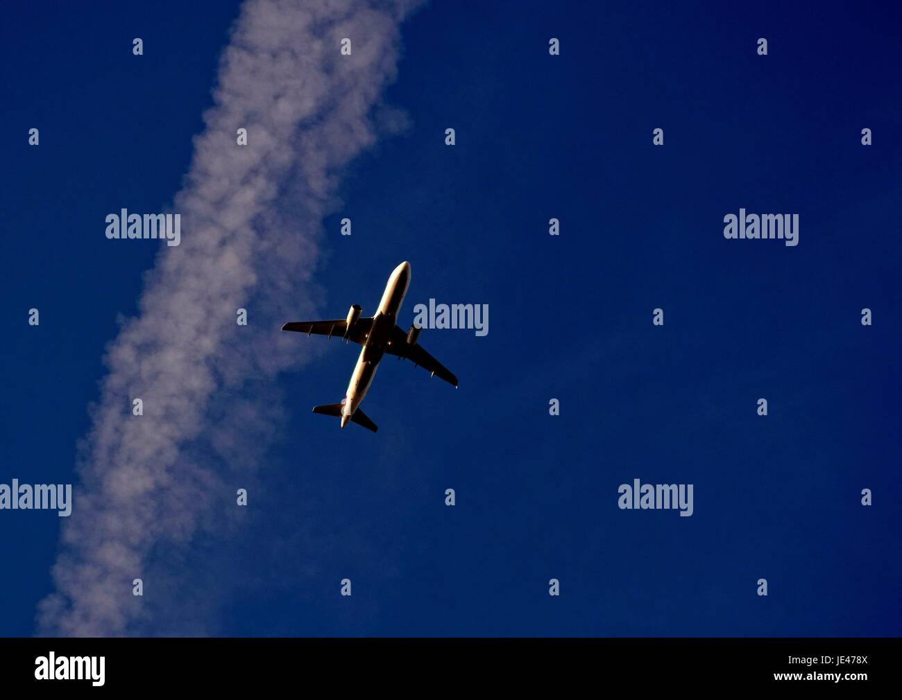 Passagierflugzeug fliegt den Wolken entlang Banque D'Images