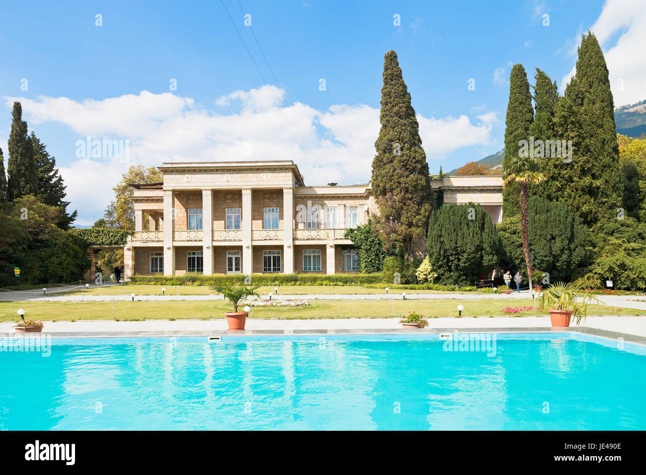 YALTA, RUSSIE - 2 octobre 2014 : la piscine et bâtiment de bureau de jardin botanique nikitsky, Crimée. Le jardin a été fondée en 1812 par le premier directeur le botaniste Christian Steven Banque D'Images