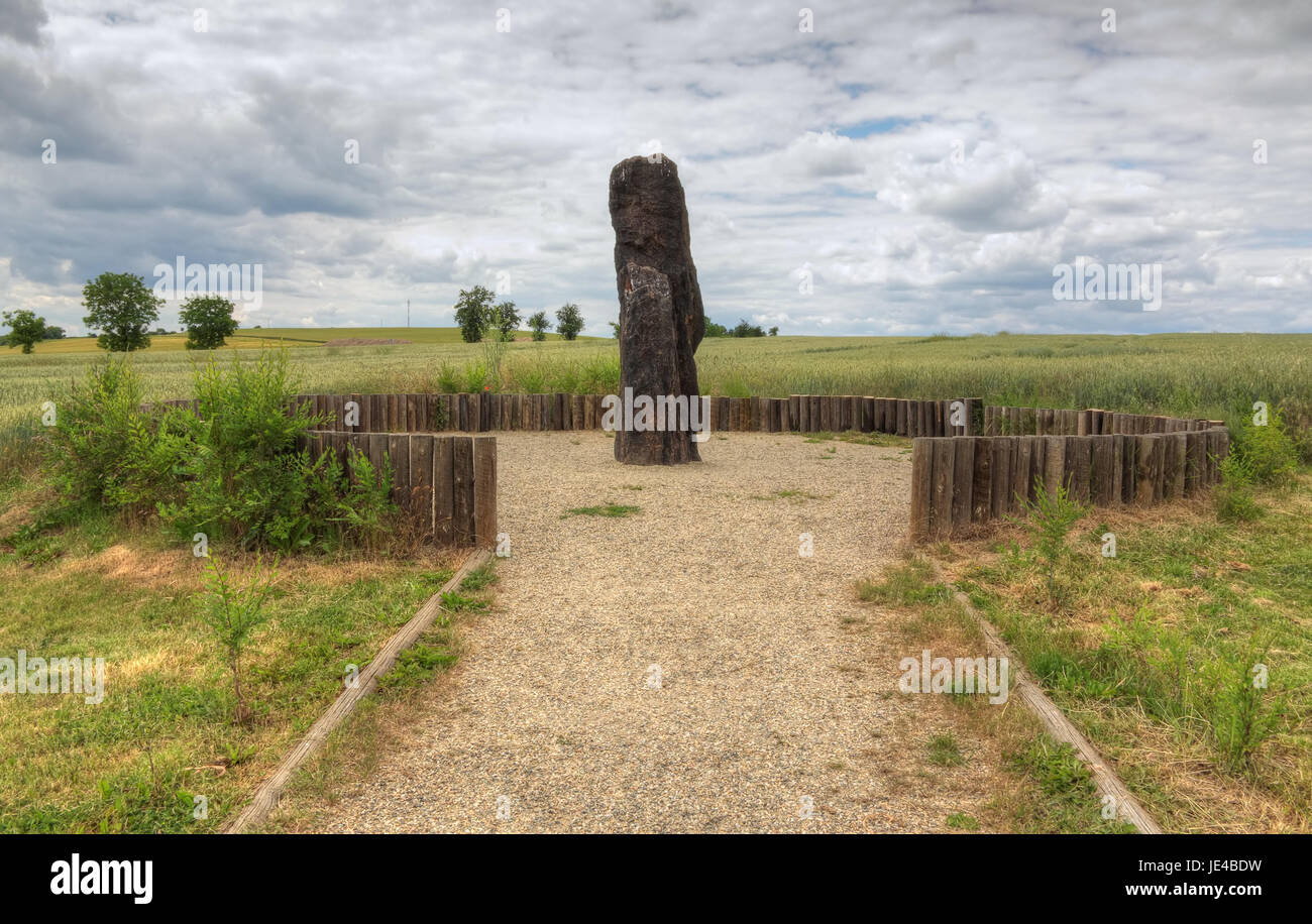 Menhir Stone Shepherd (également homme en pierre, l'homme pétrifié pétrifié ou ministre) est un menhir debout seul dans un champ 1 km au nord-ouest du village Klobuky, district Kladno. C'est le plus haut menhir de la République tchèque. 3,5 m de haut en forme de rock dark iron uncut grès du Crétacé. C'est l'une des rares pierres dans le pays, que nous pouvons en toute probabilité être considéré comme un vrai menhir préhistorique. Banque D'Images