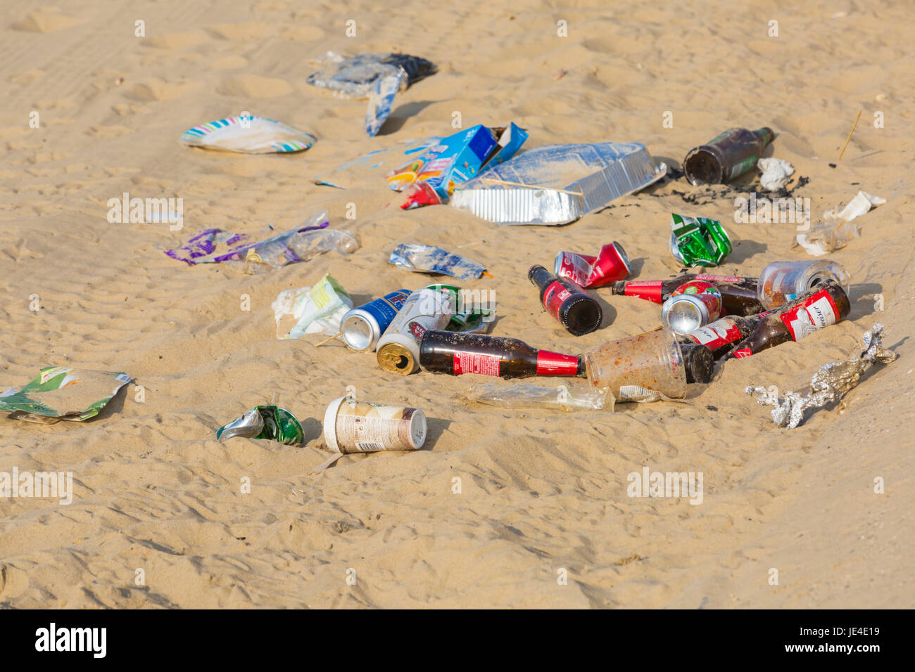 Déchets Les déchets laissés sur la plage de la plage de Bournemouth, Bournemouth, Dorset UK en Juin Banque D'Images