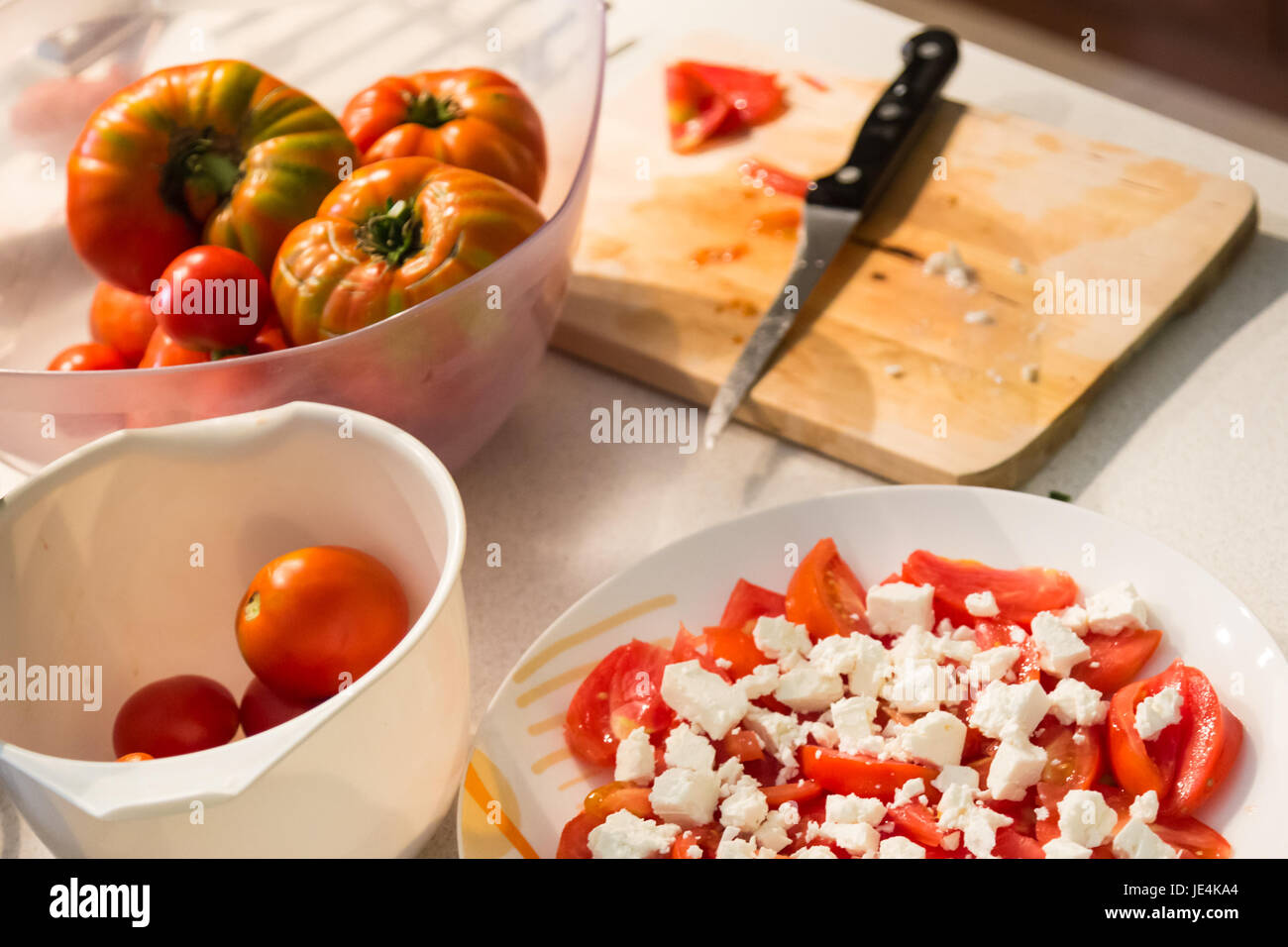 Salade de tomates traditionnelle grecque avec la feta. Banque D'Images