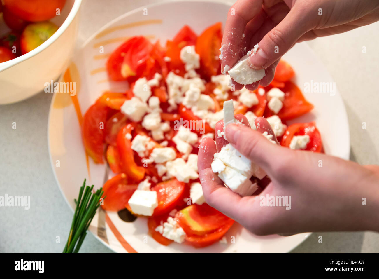 Faire un chef grec traditionnel salade de tomates à la feta. Banque D'Images