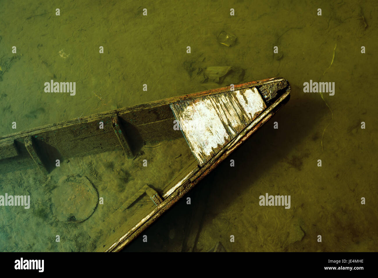 Petit bateau en bois creux détail, effet transformés Banque D'Images