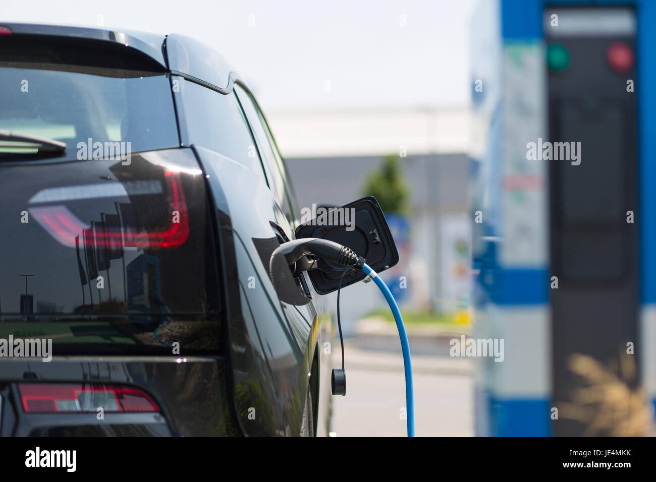 Alimentation pour voiture électrique de la charge. Station de recharge pour voitures électriques. Close up du bloc d'alimentation branché sur une voiture électrique en cours de charge. Banque D'Images