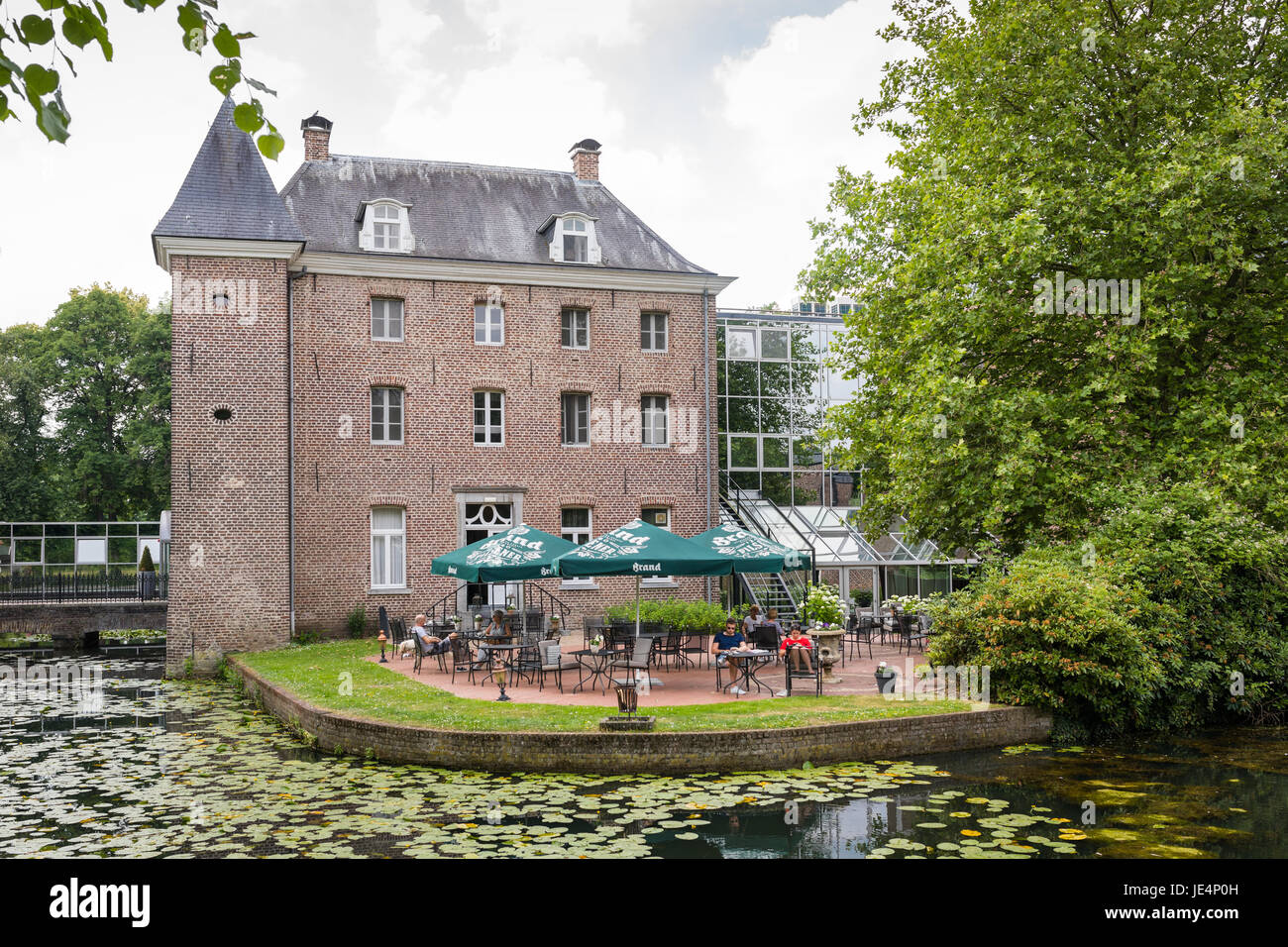 Hôtel situé dans un ancien château médiéval où vous pourrez vous détendre  dans le jardin de Tegelen, aux pays-Bas Photo Stock - Alamy