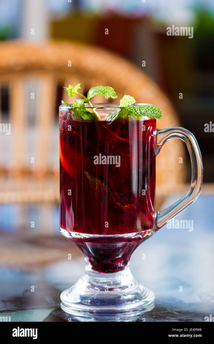 Mûres dans un verre tasse. Décoré de feuilles de menthe Banque D'Images