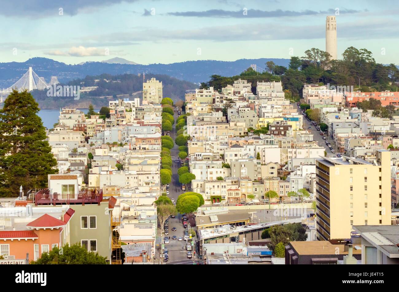 La Coit Tower, alias le Lillian Coit Memorial Tower sur Telegraph Hill de San Francisco, Californie, États-Unis d'Amérique. Une vue de la tour blanche flutted de Lombard Street. Banque D'Images