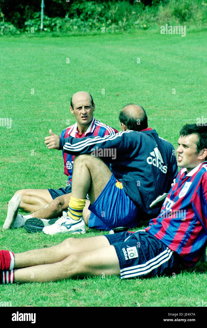 Footballeur italien, Attilio Lombardo avec coach Ray Wilkins à Crystal Palace FC camp d'entraînement à Surrey UK Banque D'Images