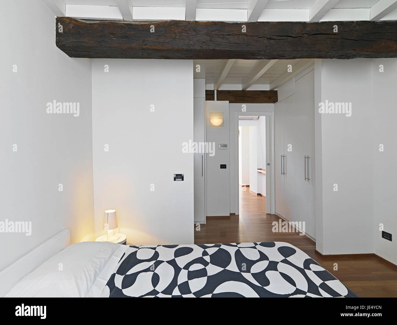 Vue de l'intérieur chambre à coucher moderne avec plancher de bois et toits trussed Banque D'Images