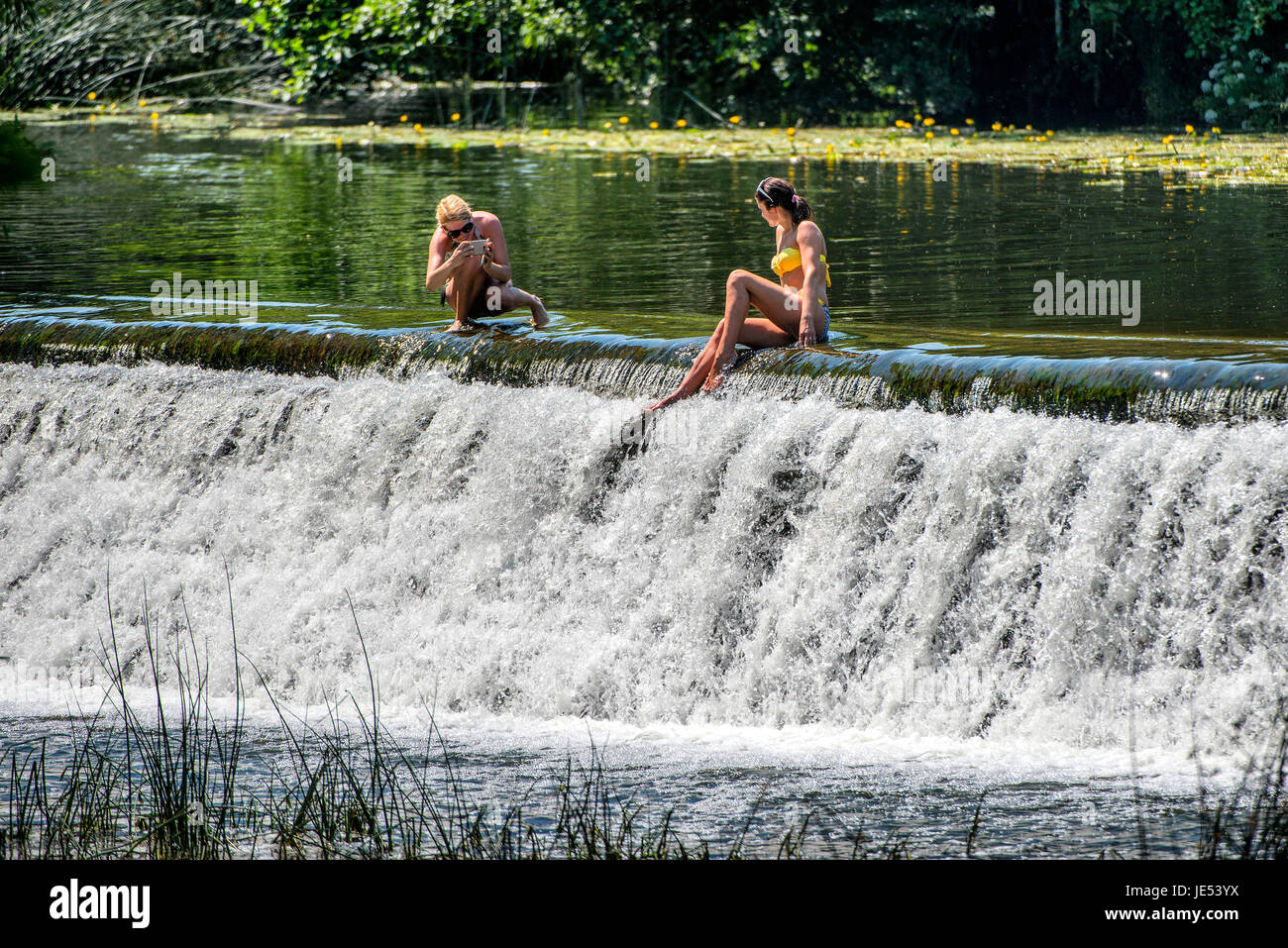 Les nageurs et les baigneurs profiter de l'eau à Warleigh Weir sur la rivière Avon près de Bath dans le Somerset. Banque D'Images
