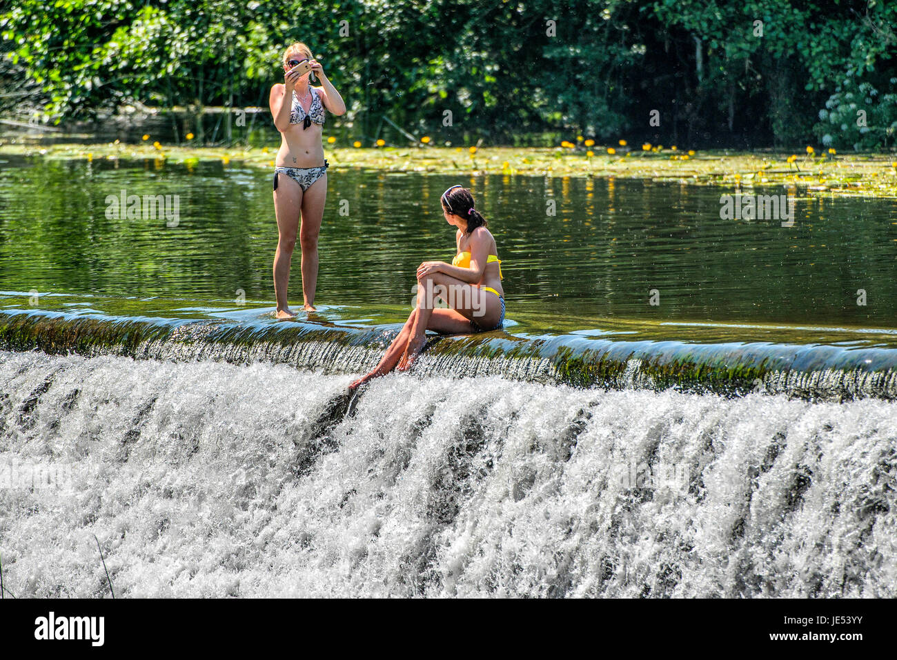 Les nageurs et les baigneurs profiter de l'eau à Warleigh Weir sur la rivière Avon près de Bath dans le Somerset. Banque D'Images