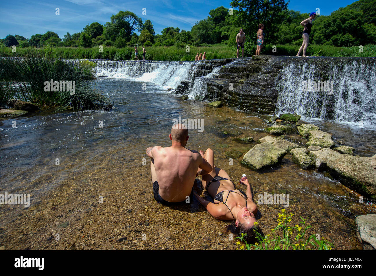 Les nageurs et les baigneurs profiter de l'eau à Warleigh Weir sur la rivière Avon près de Bath dans le Somerset. Banque D'Images
