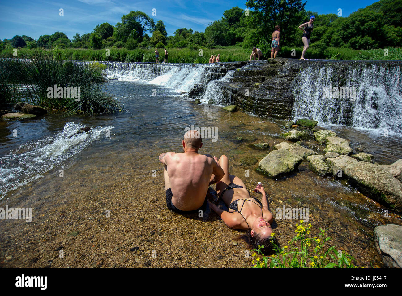 Les nageurs et les baigneurs profiter de l'eau à Warleigh Weir sur la rivière Avon près de Bath dans le Somerset. Banque D'Images