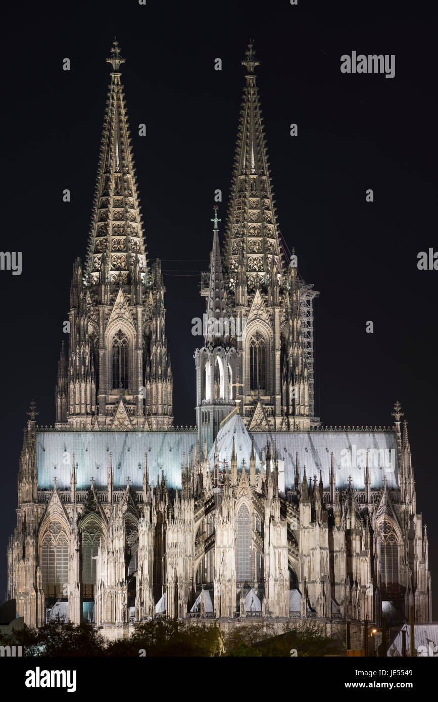 La cathédrale illuminée de Cologne est très impressionnante. L'église fut la première construction au monde avec projecteur (15 octobre 1880). Les moteurs Otto, qui viennent d'être inventés, produisaient de l'électricité pour les lampes à arc. En 1996, la cathédrale a été ajoutée à la liste du patrimoine mondial de l'UNESCO. Banque D'Images