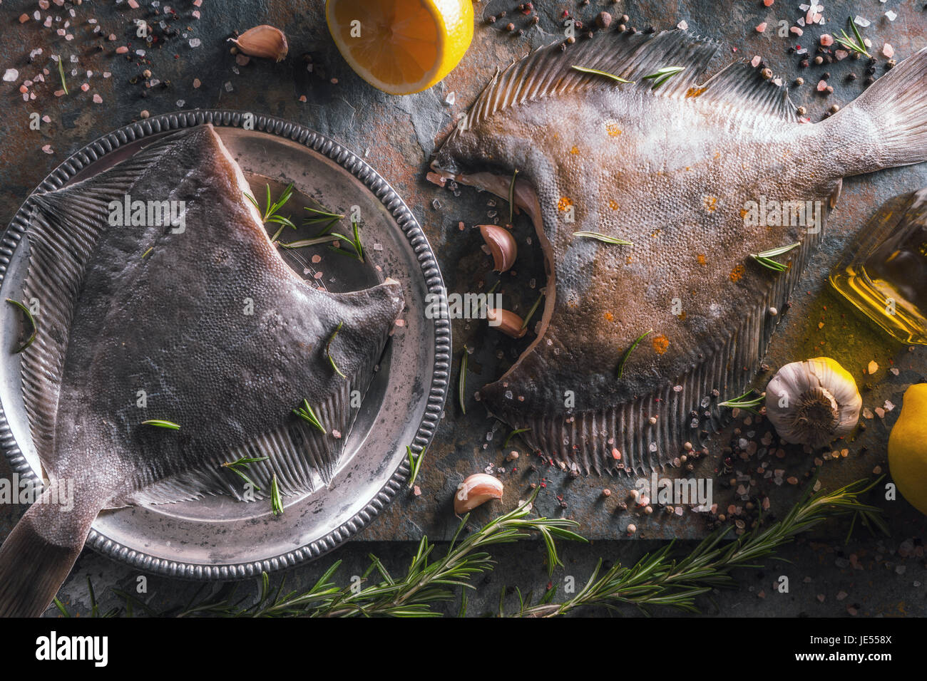 Les plies avec différents assaisonnements horizontal de la pierre sur Banque D'Images