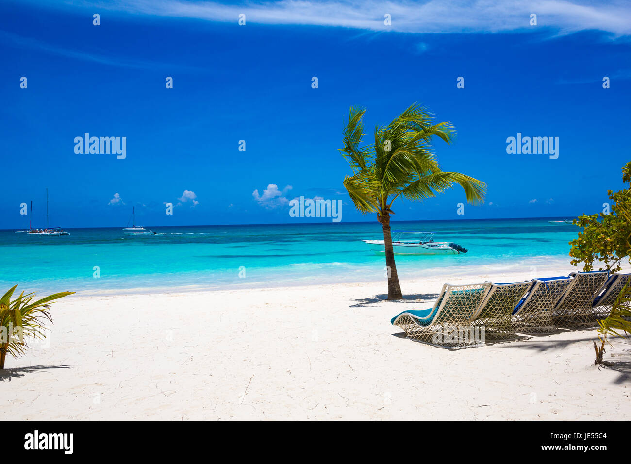 Transats sur la plage d'actualité ,chaises de plage sur le sable Banque D'Images