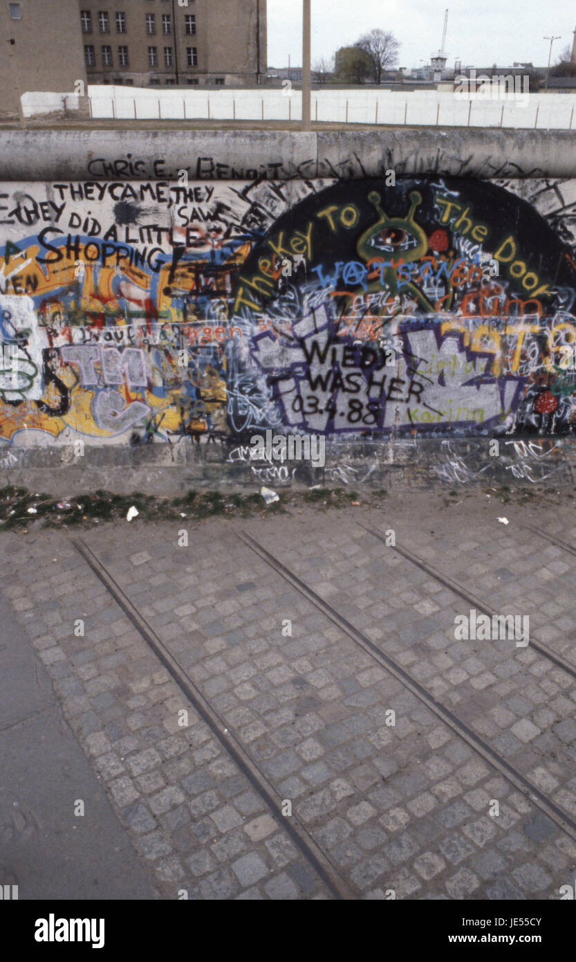 Voies de Tram coupée par le mur de Berlin des années 1980 Banque D'Images