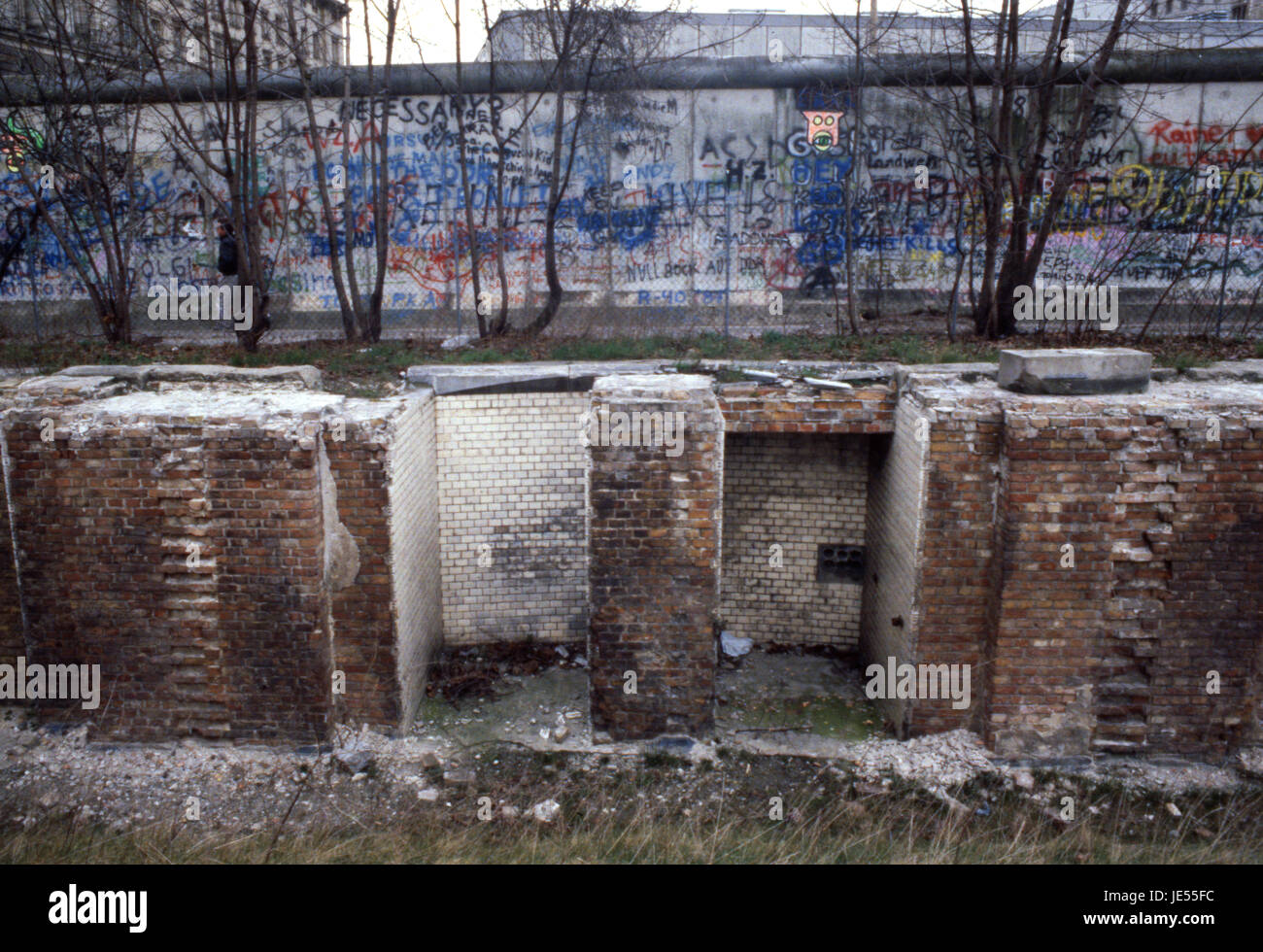 Les bâtiments endommagés à la bombe devant le Mur de Berlin des années 1980 Banque D'Images