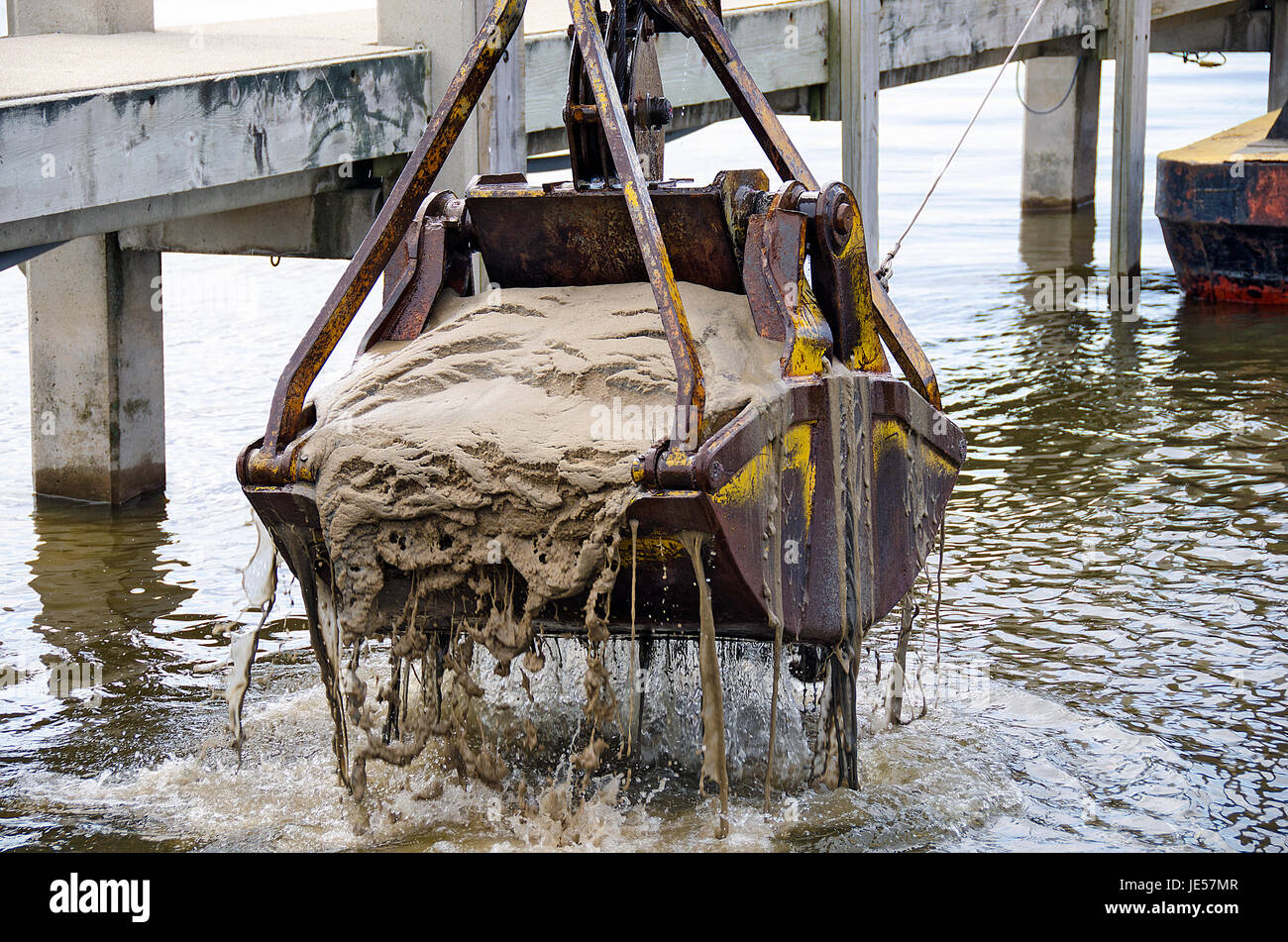 Dragage Dragage Rusty Bucket du fond du lac Banque D'Images