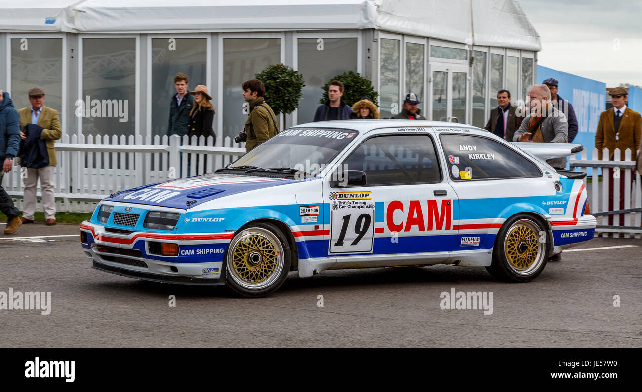 1988 Ford Sierra Cosworth RS500 avec chauffeur Andrew Kirkley quitter le paddock à Goodwood GRRC MEMBRES 75e séance, Sussex, UK. Banque D'Images