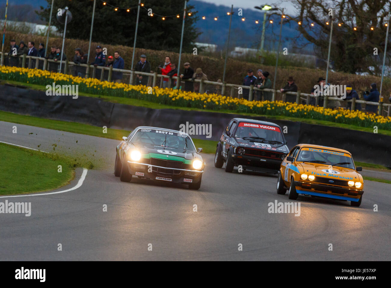 Le crépuscule tombe sur la course Trophée Gerry Marshall à Goodwood GRRC MEMBRES 75e séance, Sussex, UK. Banque D'Images