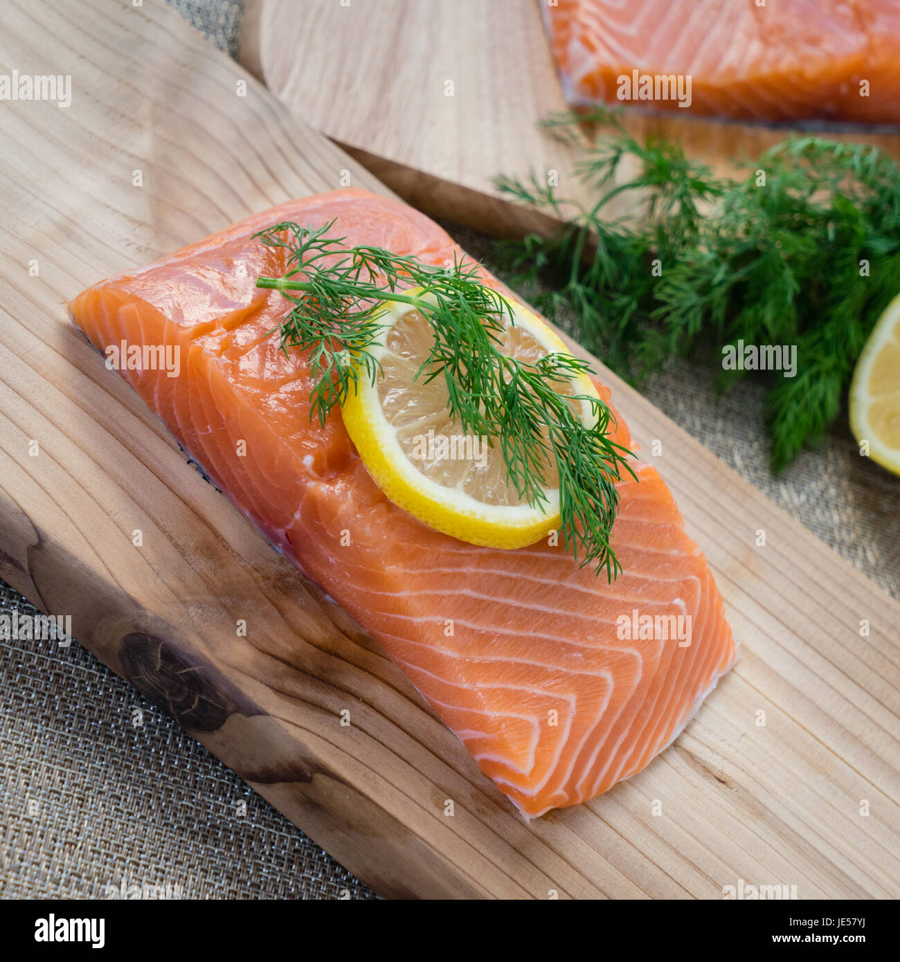 Le saumon frais sur planche de cèdre à l'aneth et citron. Banque D'Images