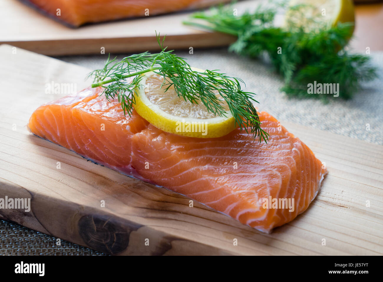 Le saumon frais sur planche de cèdre à l'aneth et citron. Banque D'Images