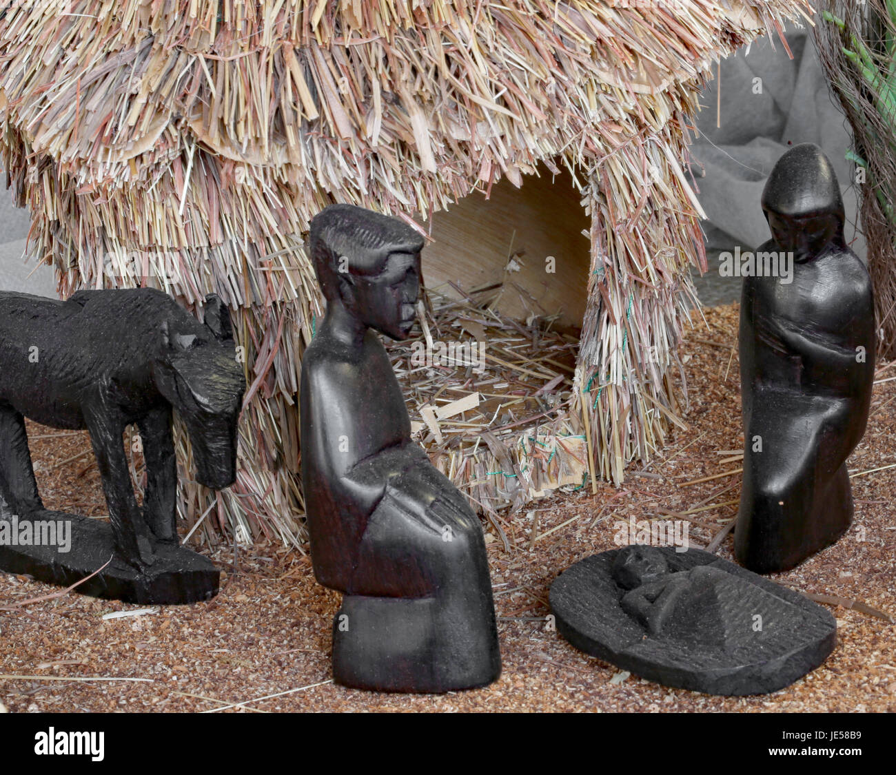 Crèche de Noël avec la sainte famille en bois sculpté sur le black à partir de la Tanzanie de 