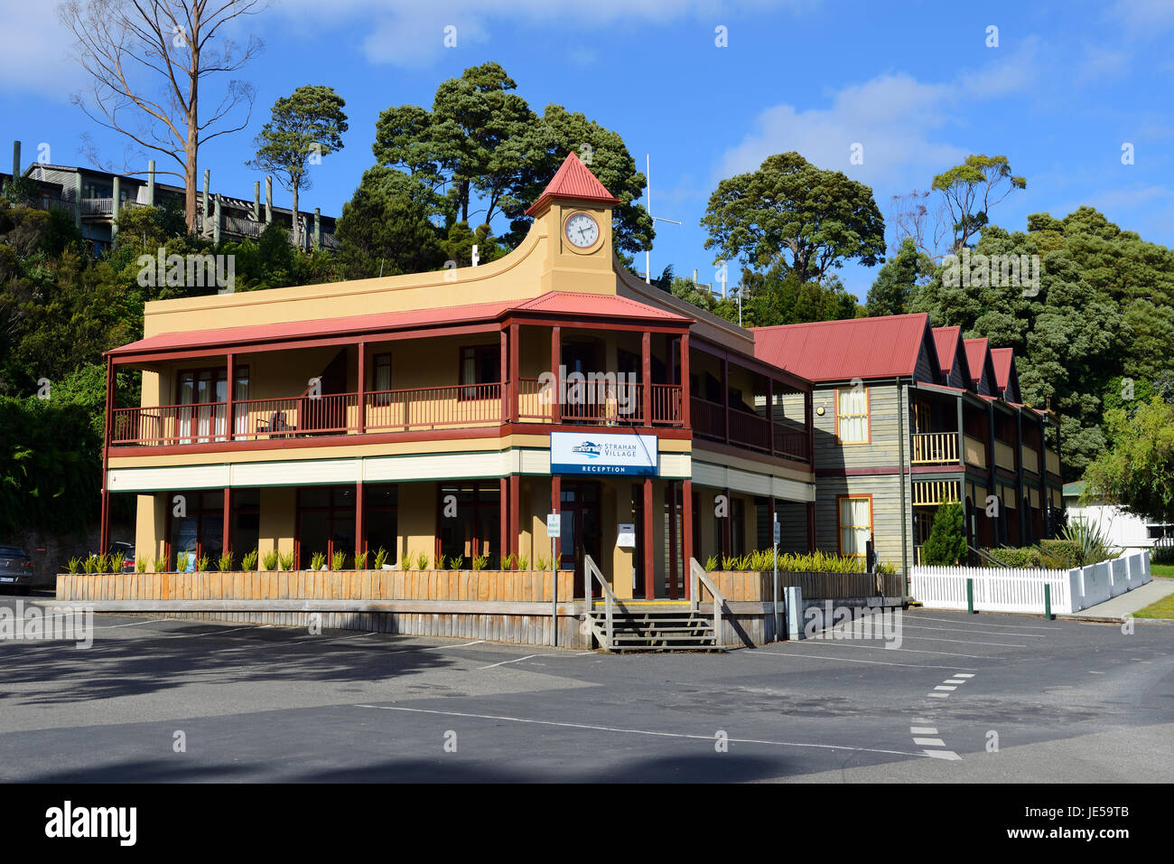 Strahan Village bâtiment d'accueil à Strahan sur la côte ouest de la Tasmanie, Australie Banque D'Images