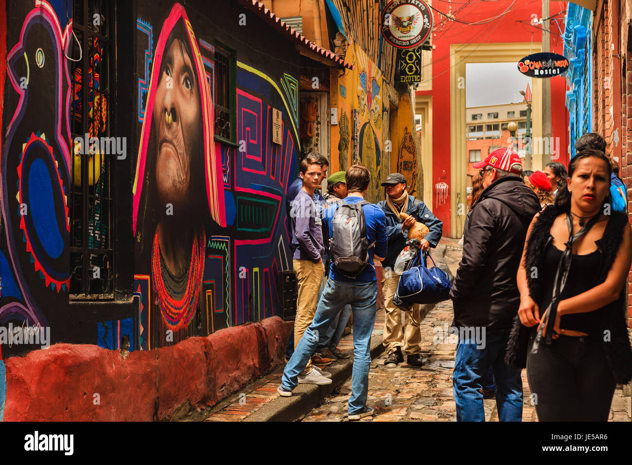 Bogota, Colombie - Touristes tant locaux qu'internationaux, sur les étroites, colorées, flâner le long de la Calle del Embudo dans le quartier historique de La Candelaria Banque D'Images
