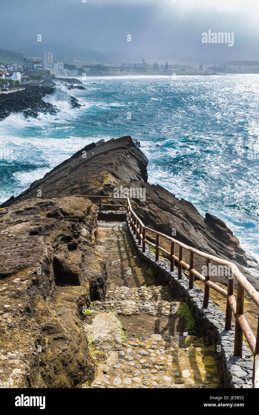 Point de vue de la côte de l'océan à Sao rogue sur l'île de São Miguel. Archipel des Açores et l'océan atlantique appartenant au Portugal. Banque D'Images
