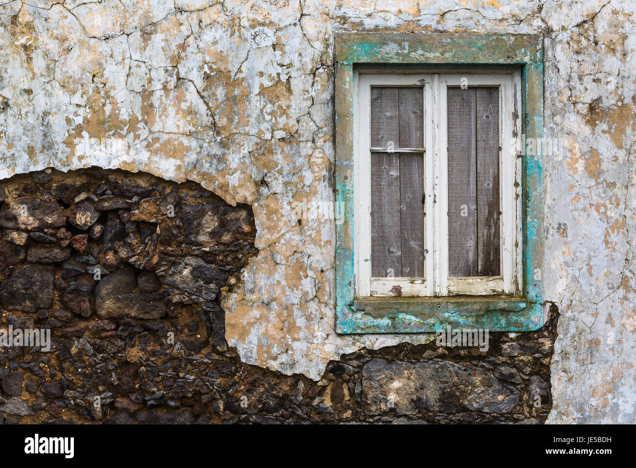 Bâtiment abandonné sur la côte nord de l'île de São Miguel, l'archipel des Açores dans l'océan atlantique appartenant au portugal Banque D'Images