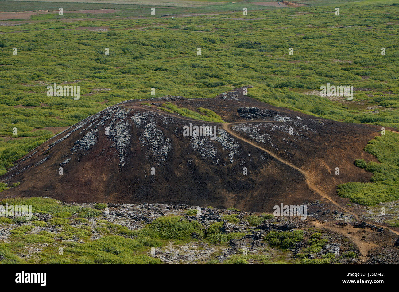 Cône de cendres éteint depuis longtemps avec un chemin de randonnée sur la péninsule de Snaefellsness, un couple d'heures au nord de Reykjavik. Banque D'Images