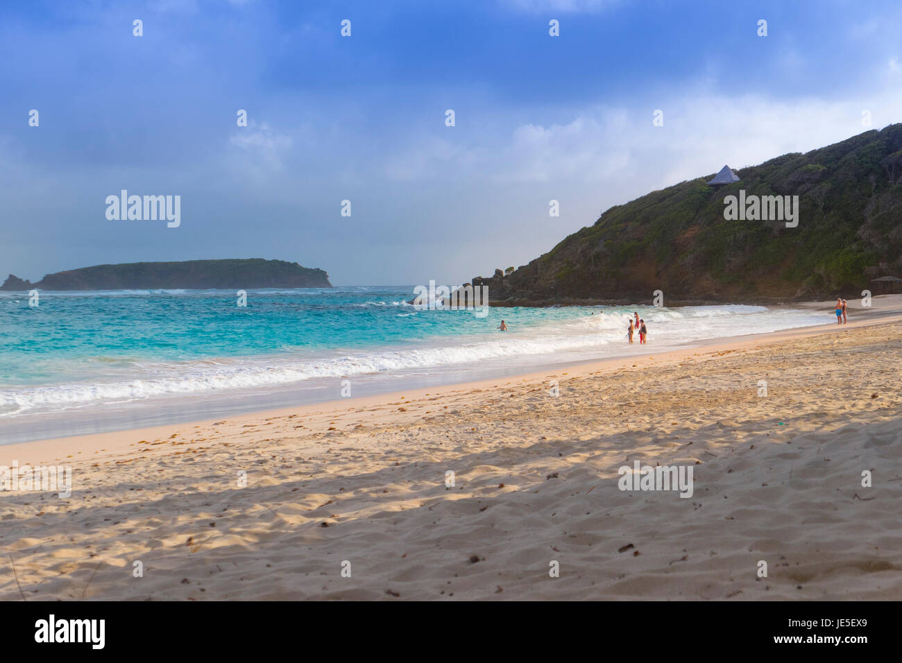 Macaroni Beach sur Mustique a sable blanc et vierge de l'eau bleu azur Banque D'Images