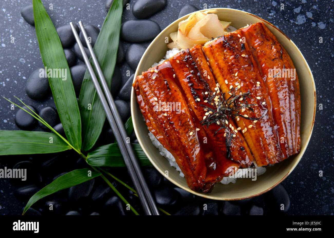 L'anguille japonaise avec du riz grillé ou Unagi don fixé sur la plaque dans le style japonais avec éclairage studio. Banque D'Images