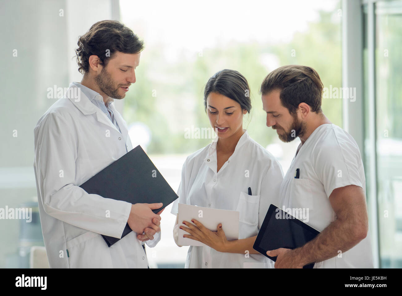 Les professionnels de la santé travaillant ensemble Banque D'Images