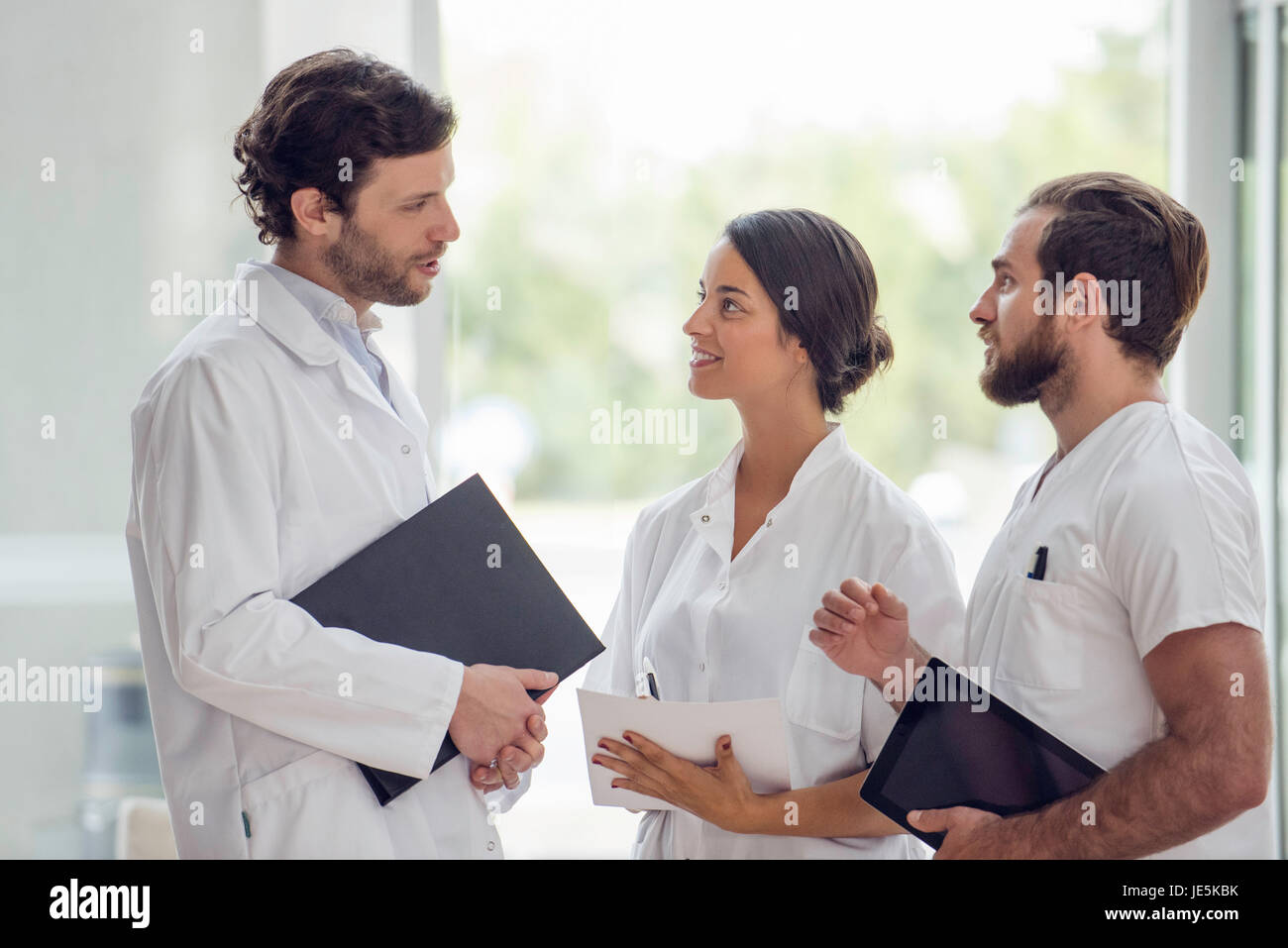 Les professionnels de la santé travaillant ensemble Banque D'Images