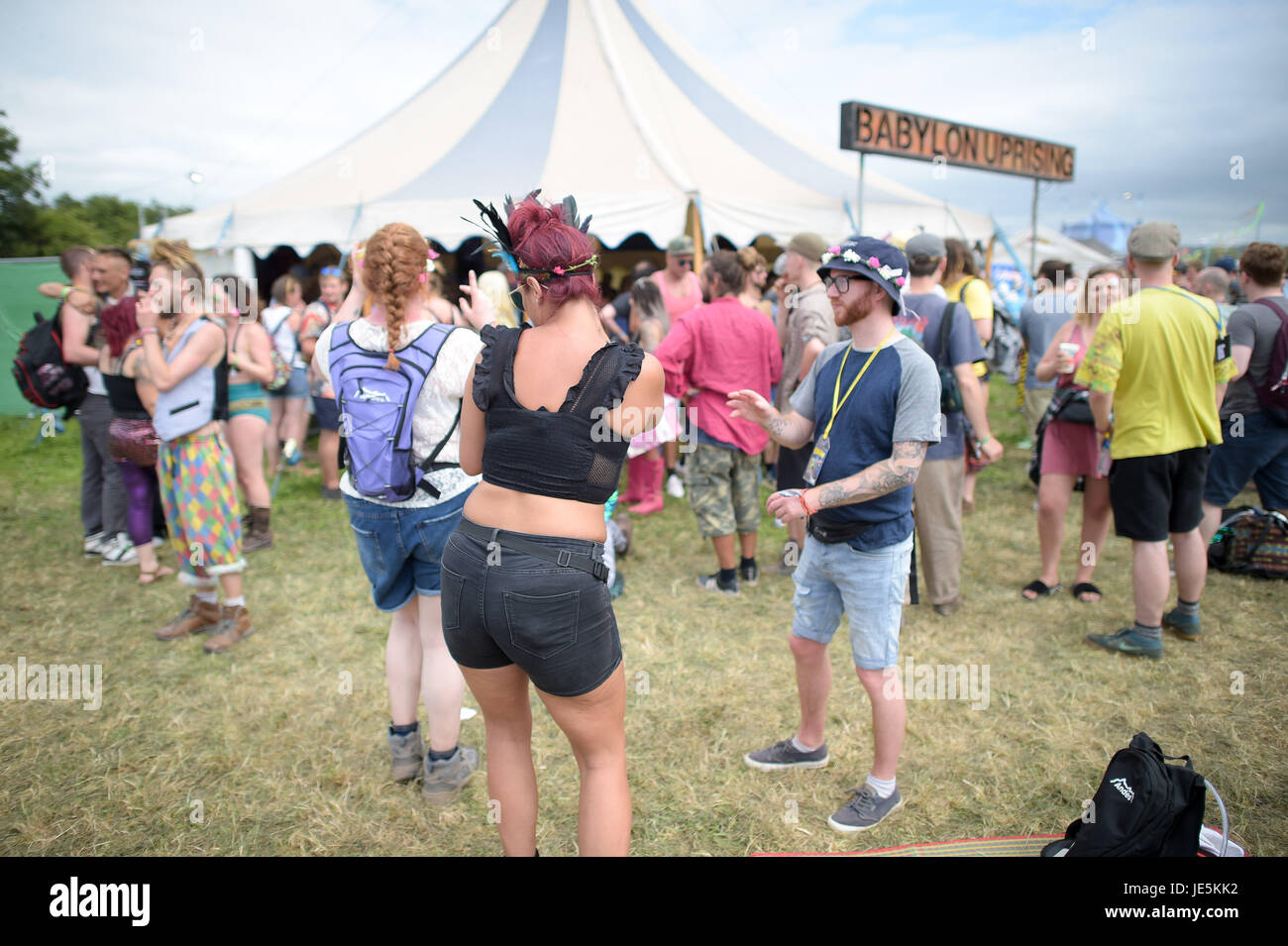 Les gens dansent à l'extérieur de l'Insurrection de Babylone bar pendant le festival de Glastonbury à la ferme digne dans Pilton, Somerset. Banque D'Images