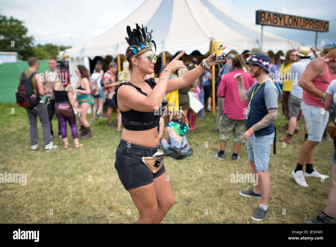 Une femme danse dans le soulèvement de Babylone bar pendant le festival de Glastonbury à la ferme digne dans Pilton, Somerset. Banque D'Images