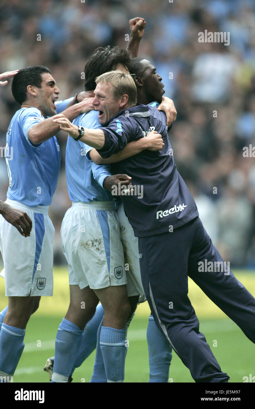 ANDREW COLE & STUART PEARCE MANCHESTER CITY V PORTSMOUTH ANGLETERRE MANCHESTER CITY SPORT 27 Août 2005 Banque D'Images