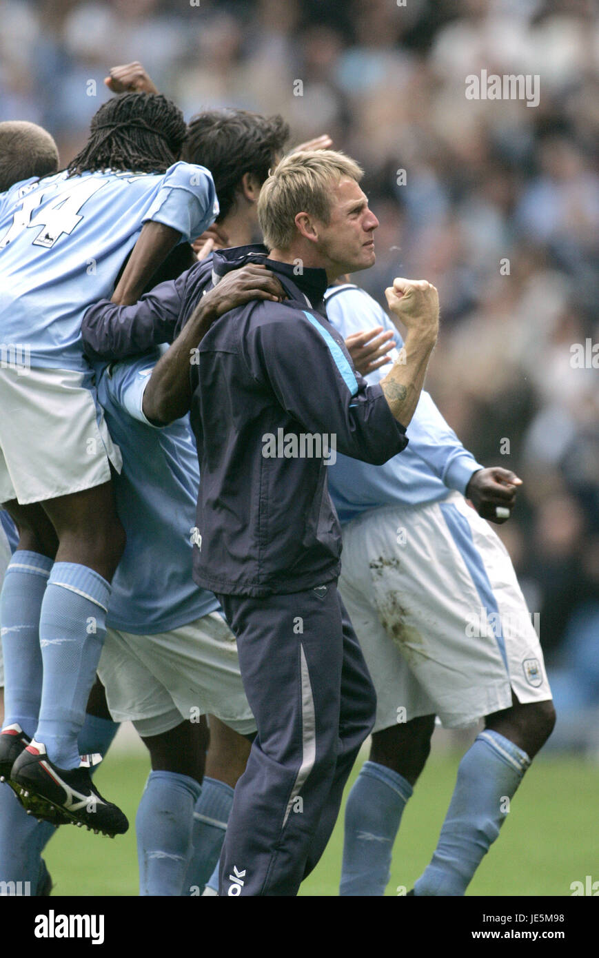 ANDREW COLE & STUART PEARCE MANCHESTER CITY V PORTSMOUTH ANGLETERRE MANCHESTER CITY SPORT 27 Août 2005 Banque D'Images