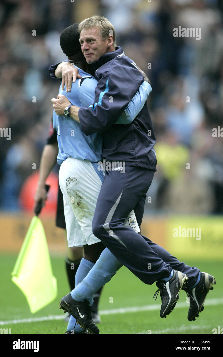 ANDREW COLE & STUART PEARCE MANCHESTER CITY V PORTSMOUTH ANGLETERRE MANCHESTER CITY SPORT 27 Août 2005 Banque D'Images